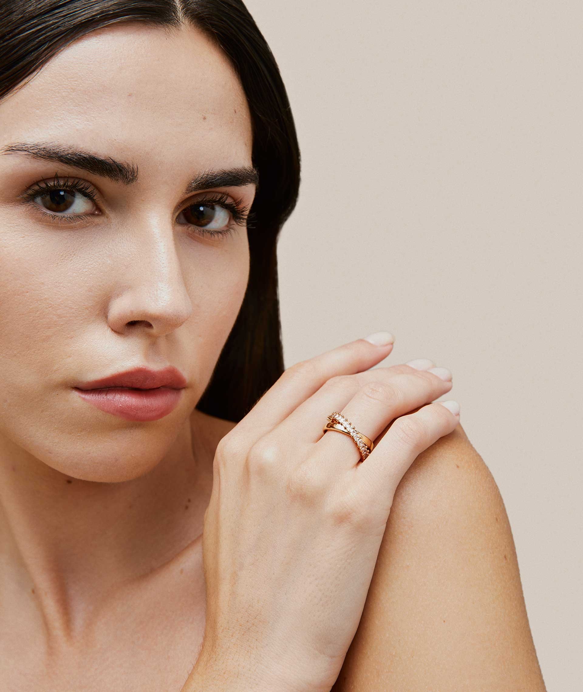 Anillo Louise Chapado Oro 18 Kt doble tira cruzada lisa y circonitas